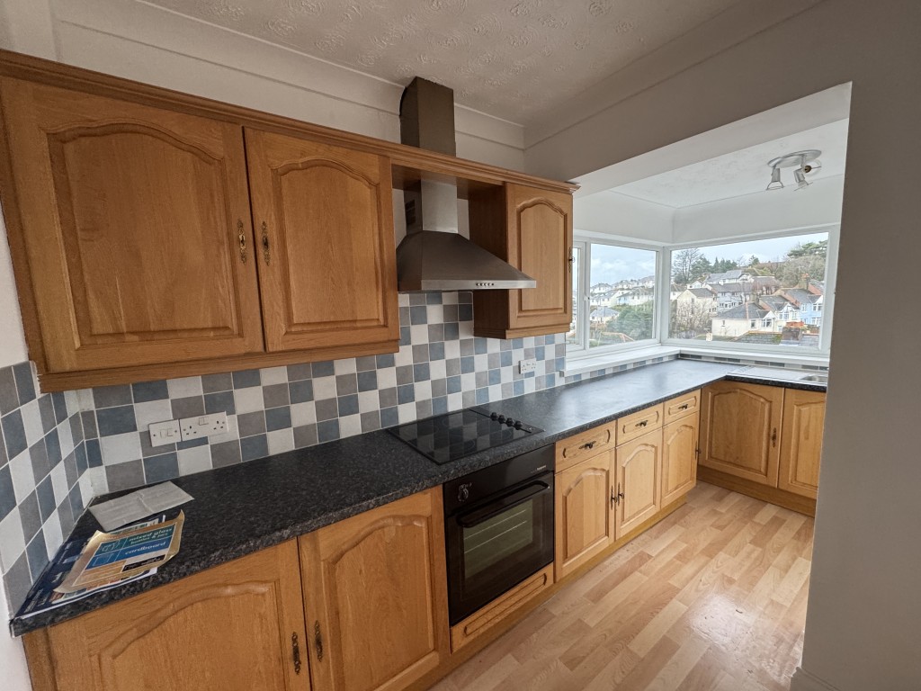 Lot: 179 - END-TERRACE HOUSE FOR OCCUPATION OR INVESTMENT - Kitchen